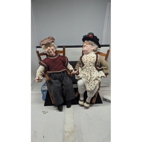 Vintage Grandma And Grandpa Porcelain Dolls In Wooden Rocking Chairs PRISTINE - Picture 3 of 3